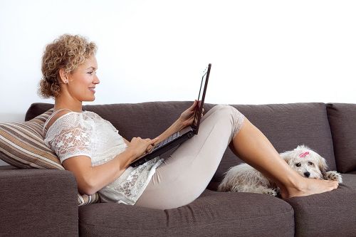 Frau auf dem Sofa mit Notebook